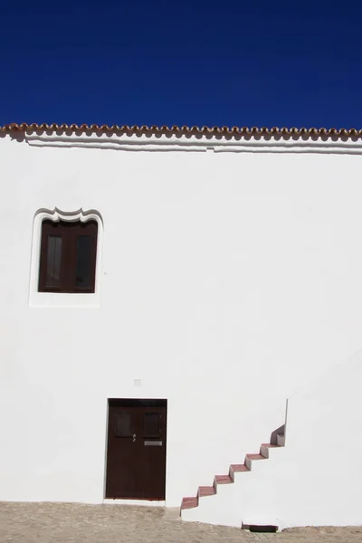 Традиционный португальский белый дом против голубого неба — стоковое фото