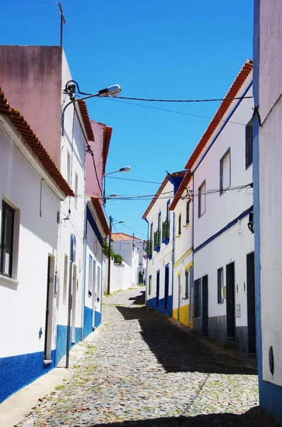 Wąskiej uliczce w miejscowości Torrao, w Alentejo w Portugalii — Zdjęcie stockowe