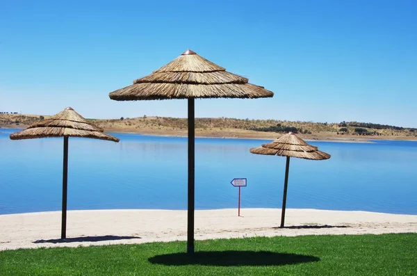 Flussstrand im alqueva see, mourao, portugal — Stockfoto