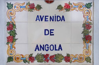 Portekiz güneyinde Sokağı'nda bir şekilde dekore edilmiş taş plak