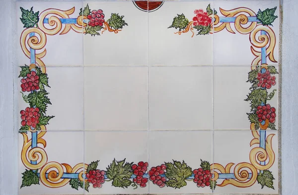 Placa de azulejo decorada na rua no sul de Portugal — Fotografia de Stock