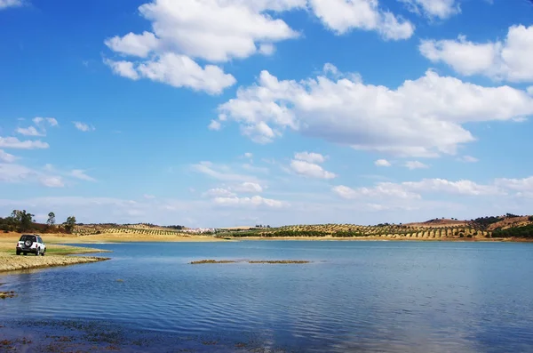 Пейзаж озера Алкева вблизи деревни Амиейра — стоковое фото