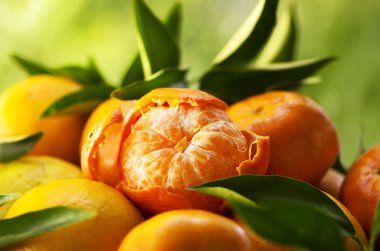 mandalina, yeşil bir arka plan üzerine soyulmuş mandalina