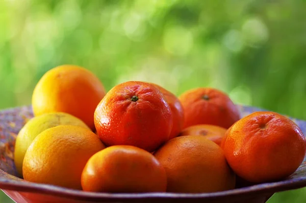 Mandarijnen Tangerines close-up, groene achtergrond — Stockfoto