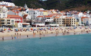 Arrabida Doğal Parkı 'nda Sesimbra Plajı manzarası, Portekiz