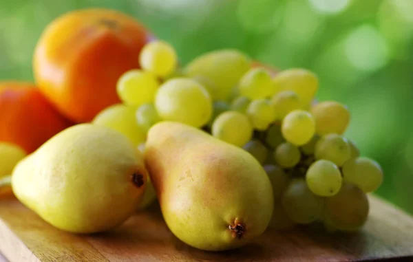 Peras y frutas maduras en la mesa —  Fotos de Stock
