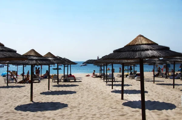 葡萄牙沙滩上有太阳椅和遮阳伞 — 图库照片
