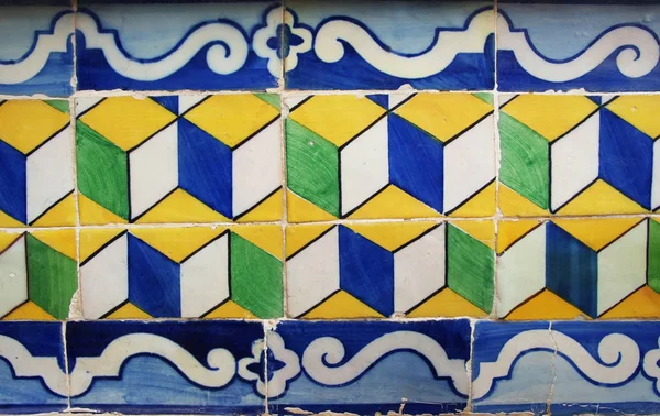 Azulejos azules, amarillos y verdes portugueses (azulejos) con geometría — Foto de Stock