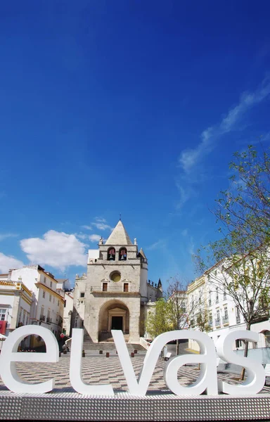 Plein van de Republiek in de stad van Elvas en de kathedraal van onze lieve vrouw o — Stockfoto