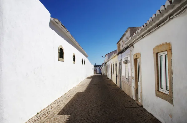 Beyaz sokak S sütyen Alportel, Algarve, Portekiz — Stok fotoğraf