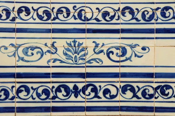 Azulejos azules portugueses (azulejos) con patrón geométrico — Foto de Stock