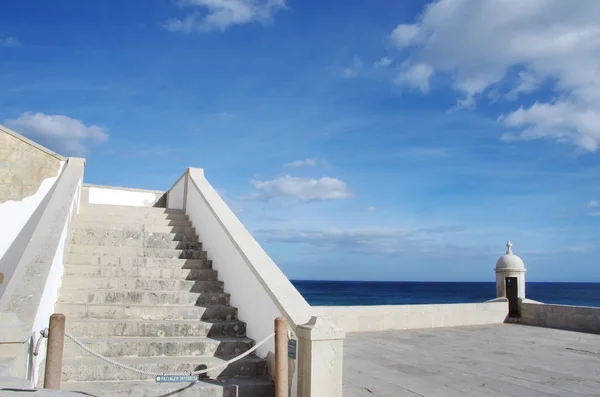 Sesimbra Fort, Portugal; inscription on plaque: "prohibited pas — 图库照片