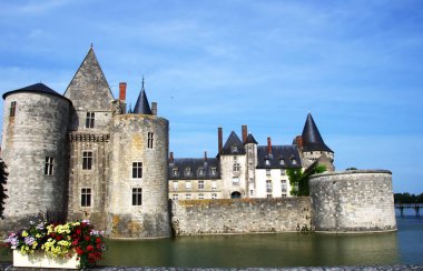 Sully-sul-Loire ortaçağ kalesi. ünlü Loire Vadisi Nehri, Fran