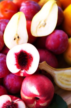 nektarin, armut, muz ve Erik masanın üzerine dilimlenmiş