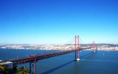 arka plan üzerinde Tagus Nehri Lizbon ile köprüden Nisan 25
