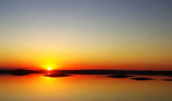 Coucher de soleil sur le lac Alqueva, Alentejo, Portugal — Photo