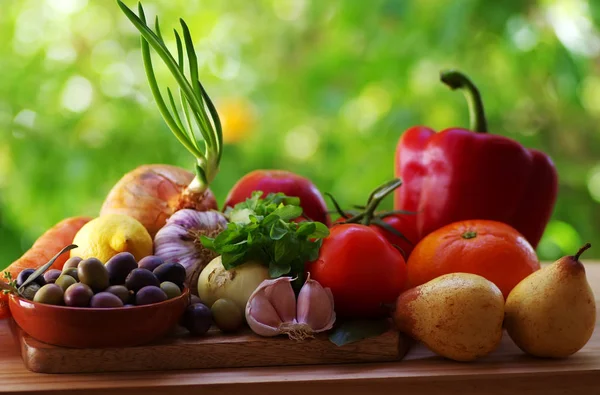 Färsk frukt och grönsaker på bordet — Stockfoto