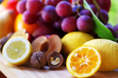 Erik, üzüm ve narenciye dilimlenmiş