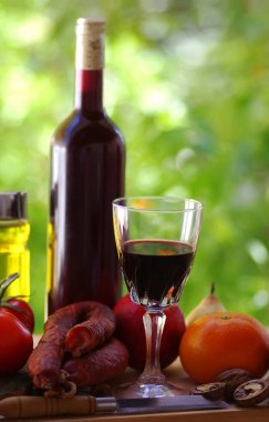 kırmızı şarap, et domuz eti ve meyve masada