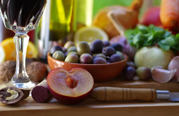 Нарезанные фрукты, оливки и овощи — стоковое фото