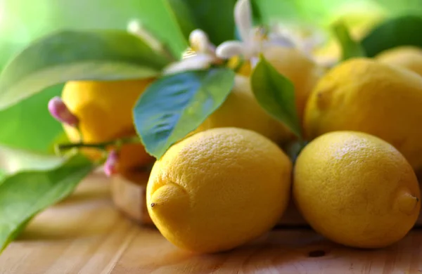 Citrons Mûrs Feuilles Sur Une Table Bois — Photo