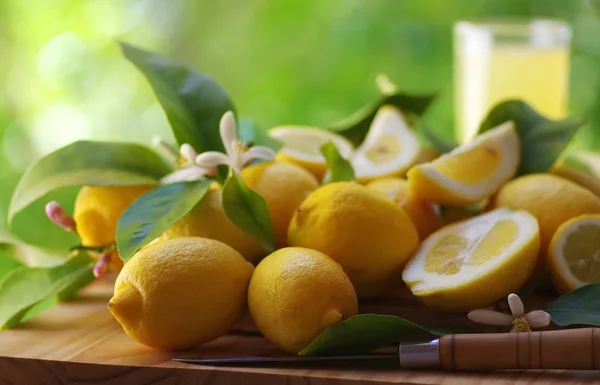 Limoni Maturi Coltello Sul Tavolo Legno — Foto Stock