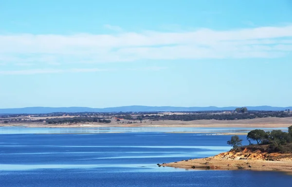 Landschap van alqueva lake, ten zuiden van portugal — Stockfoto