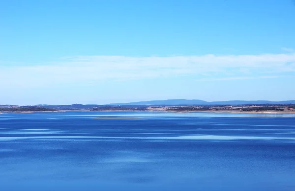 Blå sjö, alqueva landskap, söder om Portugal — Stockfoto