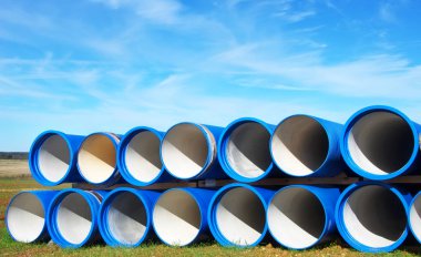 Mavi plastik tüpler masmavi gökyüzü