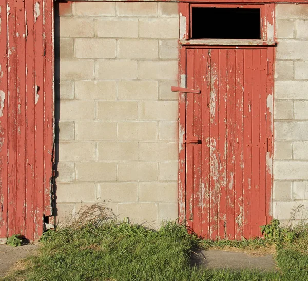 Rustik kırmızı ahşap ahır kapı arka plan — Stok fotoğraf