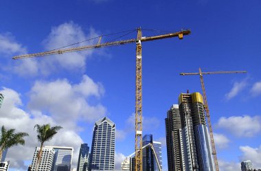 Şehir gökdelen inşaat Vinçler