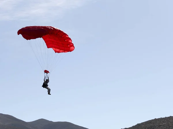 Fallschirmspringer schwebt zu Boden — Stockfoto