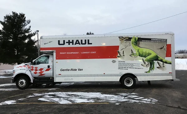 Camión U-Haul en un estacionamiento —  Fotos de Stock