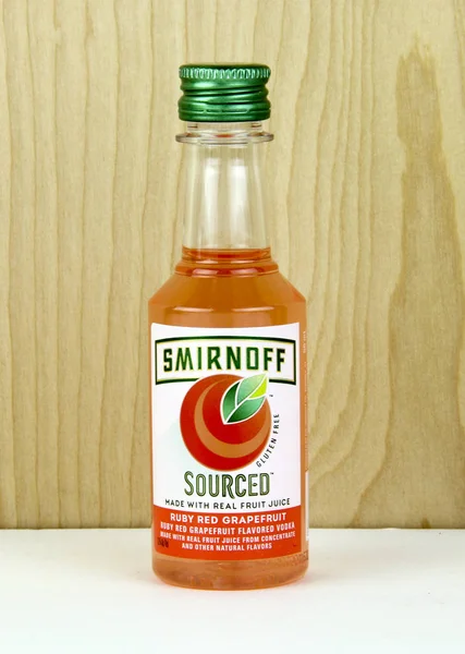 Mini botella de vodka de pomelo Smirnoff — Foto de Stock