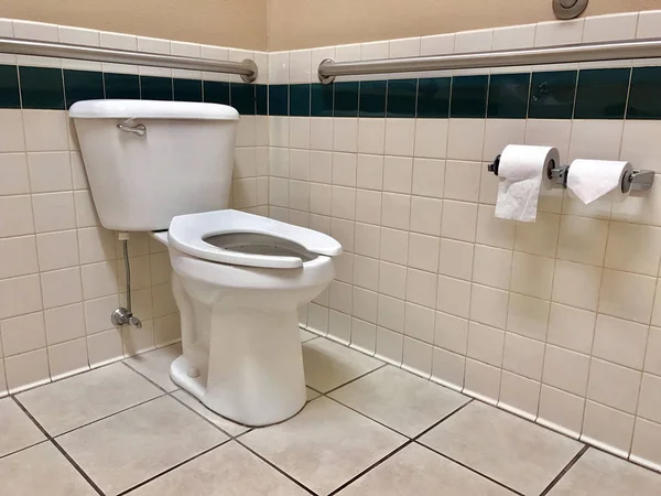 Barre di sostegno in un bagno per disabili — Foto Stock
