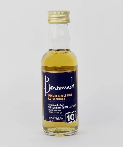 迷你瓶 Benromach 苏格兰威士忌酒 — 图库照片