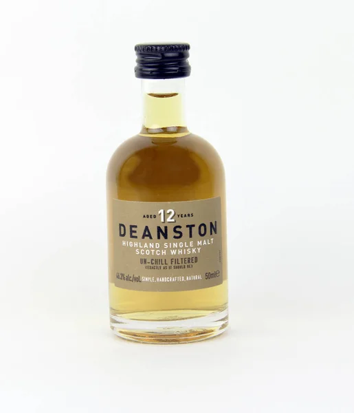 迷你瓶 Deanston 苏格兰威士忌酒 — 图库照片