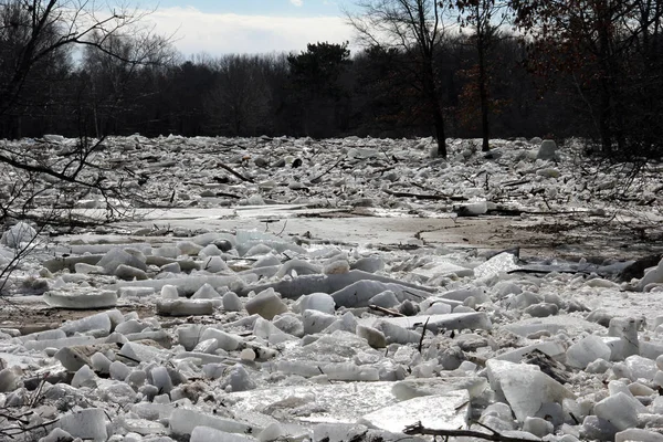 Eisbruch überflutete Fluss — Stockfoto