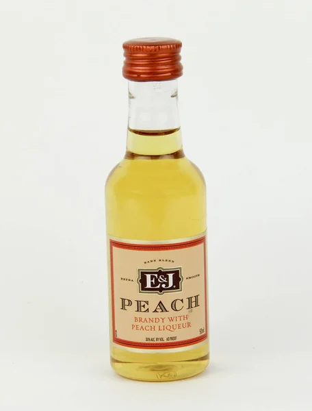 Botella de E & J Brandy de melocotón —  Fotos de Stock