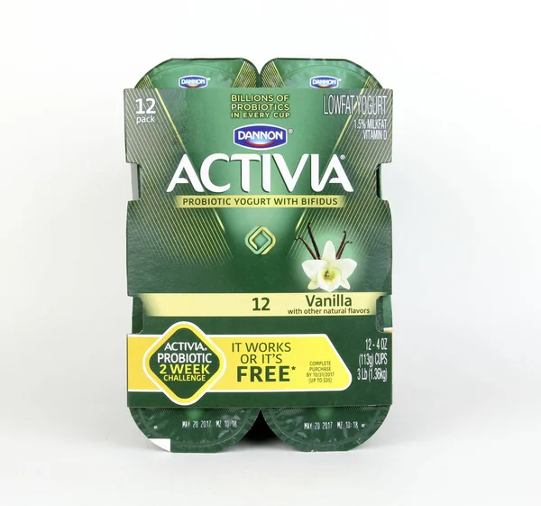 Doce paquetes de Activia Yogur — Foto de Stock