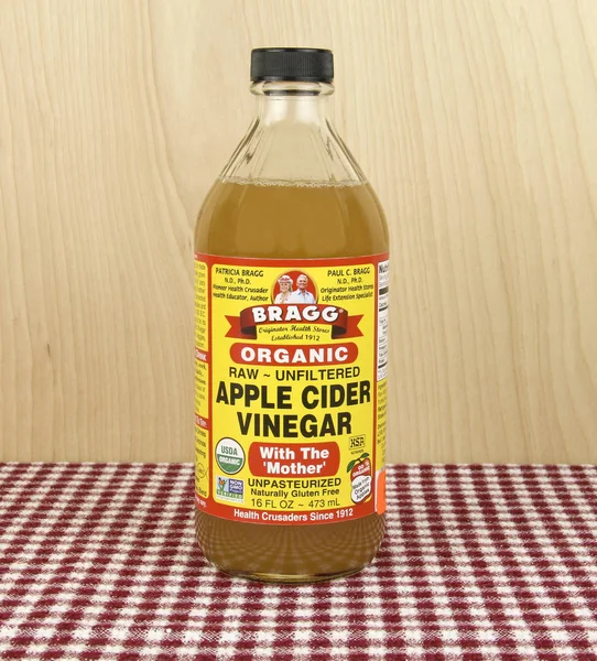 Bottle of Bragg Apple Cider Vinegar — Stock Photo, Image