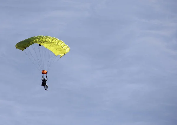 Homme en parachute jaune — Photo