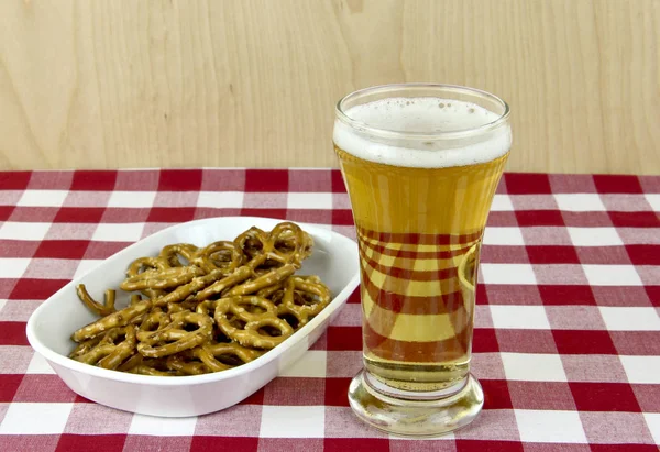 Bicchiere di birra e pretzel — Foto Stock