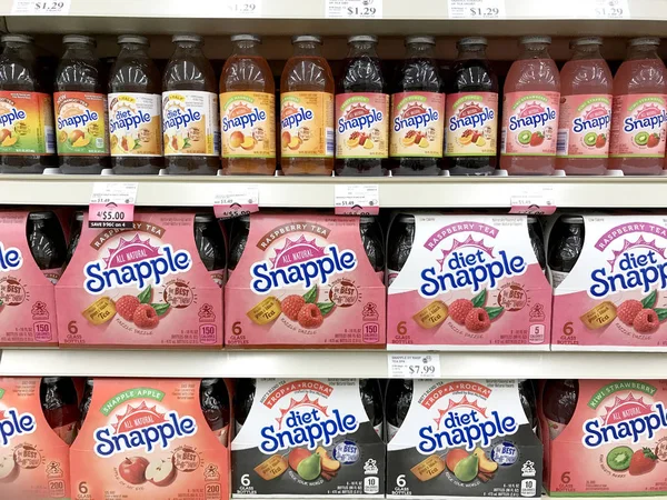 Διάφορα μπουκάλια ποτών Snapple σε ένα κατάστημα ράφι — Φωτογραφία Αρχείου