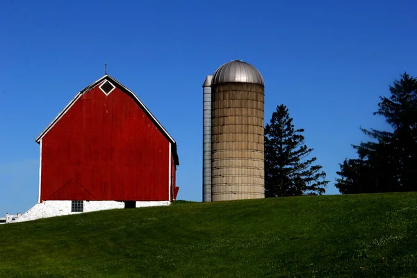 Old vintage red barn and silo — Stock Photo, Image