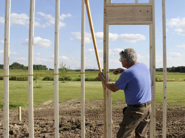 Byggnadsarbetare använder en linjal — Stockfoto