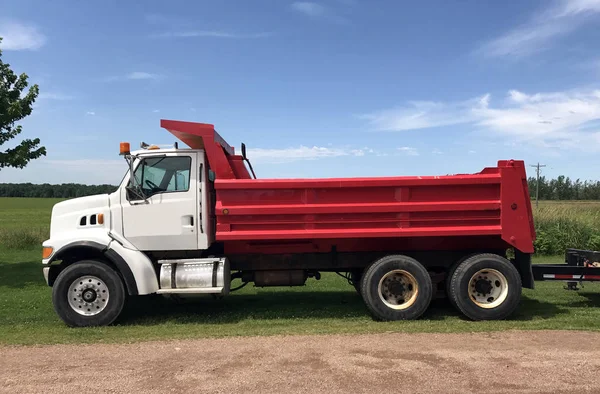 赤と白のダンプ トラック — ストック写真