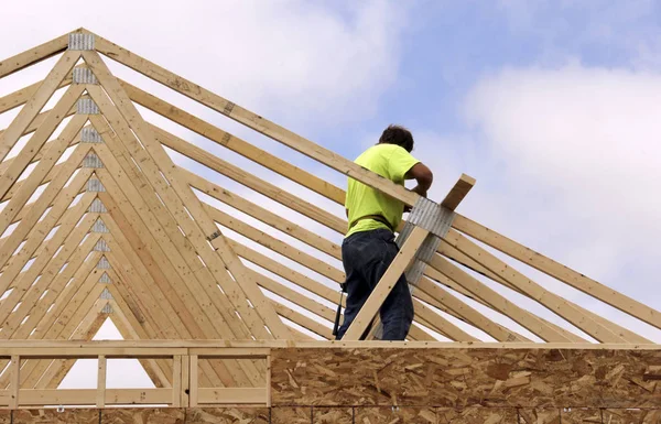 Carpenter setting Trusses for the roof of a house — Stock Photo, Image