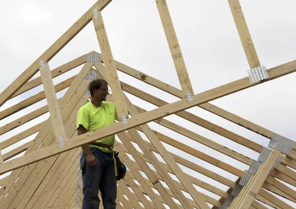 Carpenter setting Trusses for the roof of a house — Stock Photo, Image