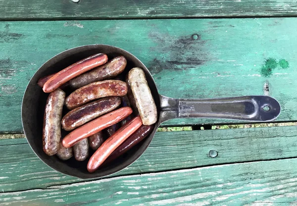 Bratwurst y Hotdogs en una sartén —  Fotos de Stock